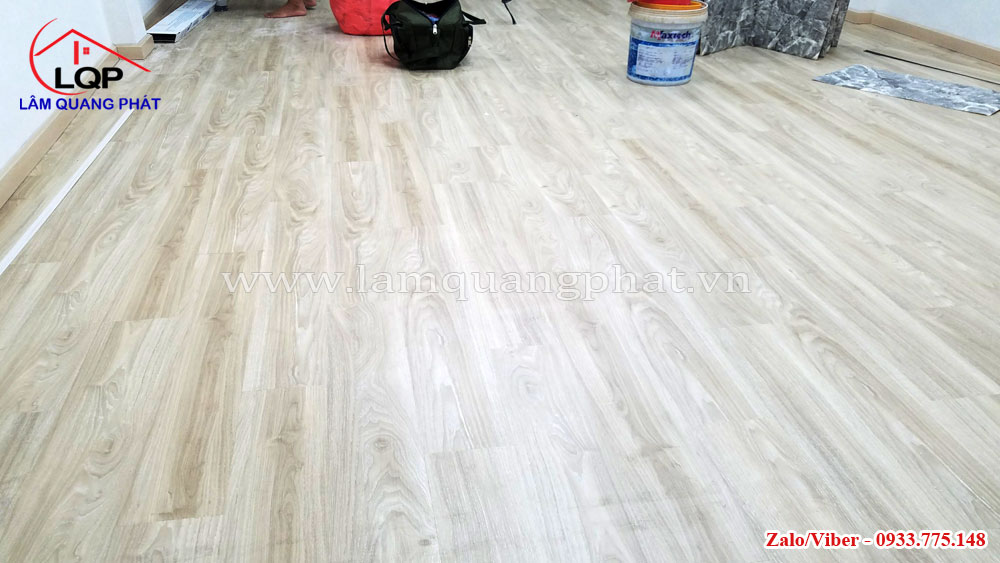 Sàn nhựa giả gỗ, giấy dán tường, xốp đá 3D tại Long Xuyên